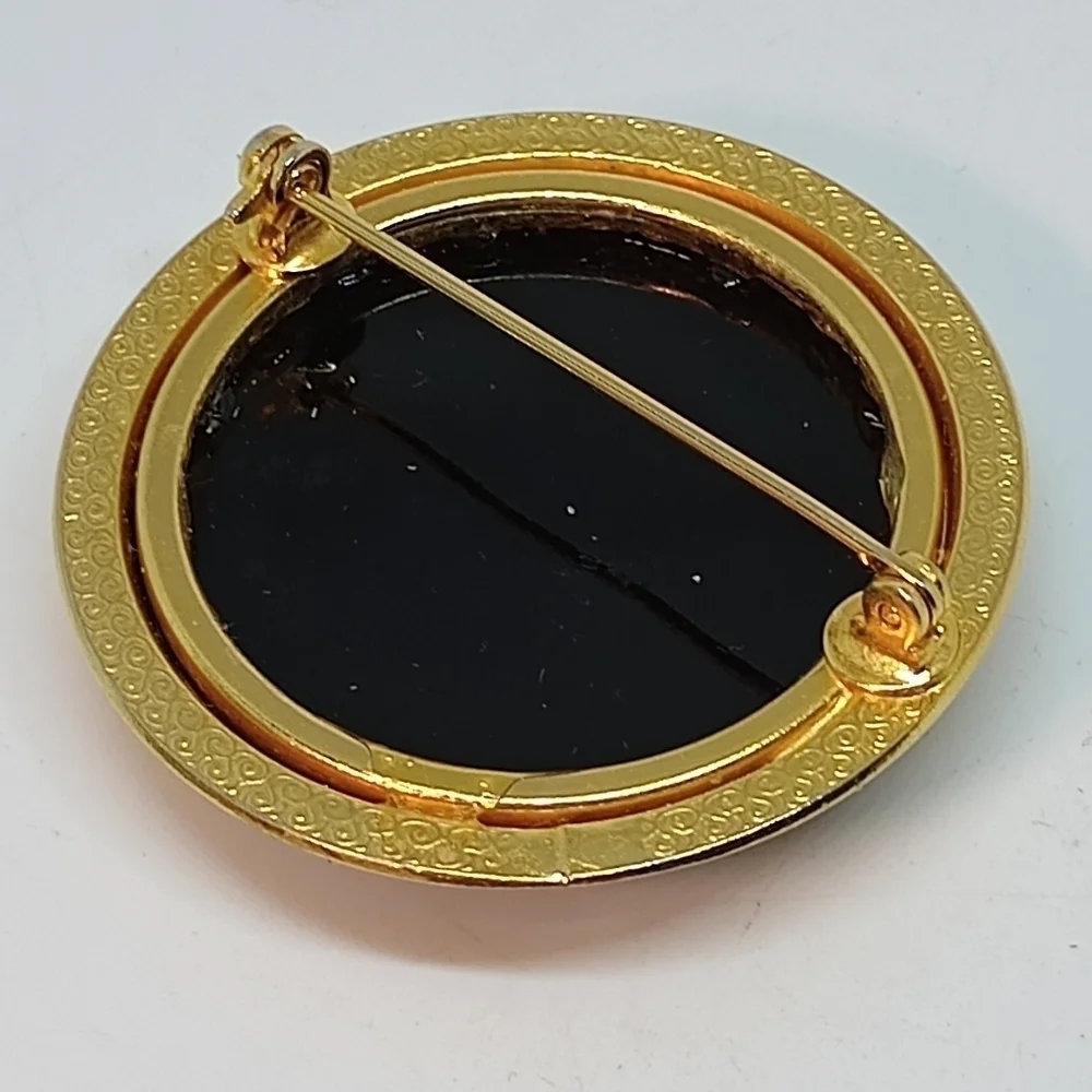 * vintage Victorian cameo black glass intaglio pin brooch
